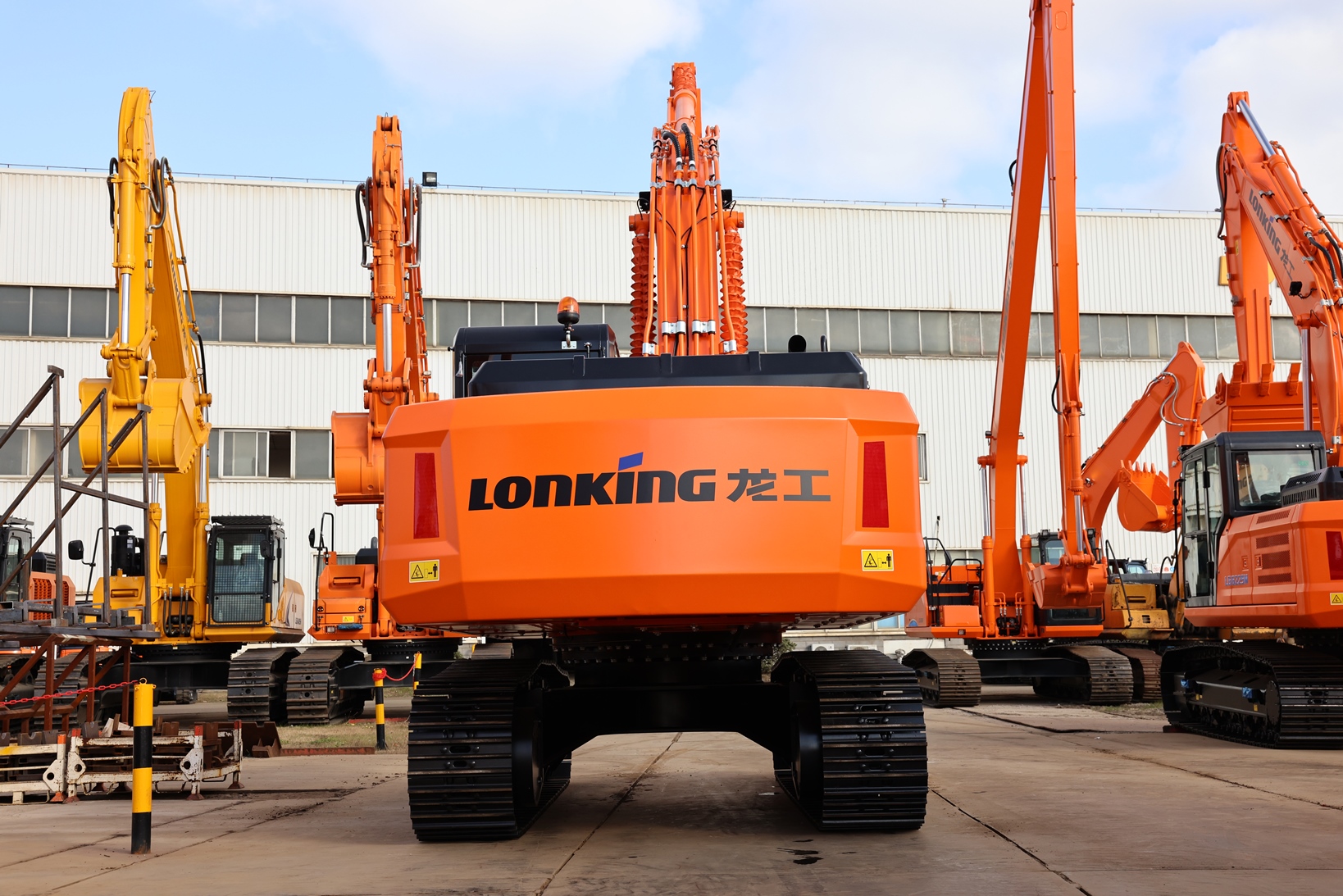 Экскаваторы гусеничные Lonking CDM6225N (габаритный) купить по выгодной  цене с доставкой по Москве