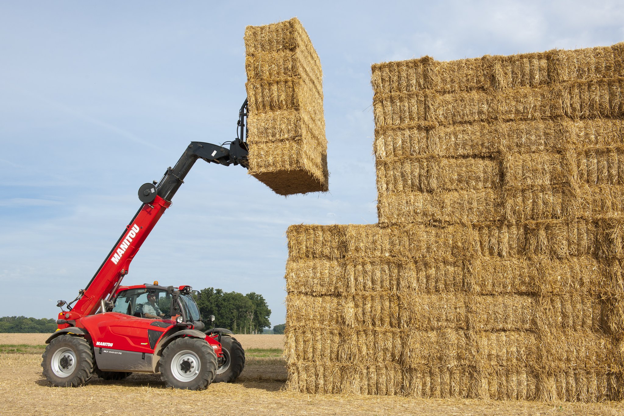 Какую технику использовали. Погрузчик Manitou MLT-X 1040. Погрузчик тюков (Carrier). Погрузчик квадратных тюков. Погрузчик квадратных тюков сена.